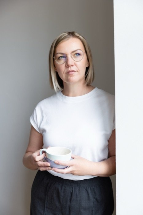 Ruhiger Moment mit einer Tasse Kaffee – Sinnbild für die achtsame Grundhaltung in der Beratung